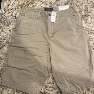 American Eagle(next level flex shorts) never worn, brand new with tags. Waist 30